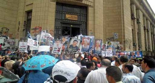 وقفة احتجاجية أمام دار القضاء للمطالبة بإلغاء الإعلان الدستوري