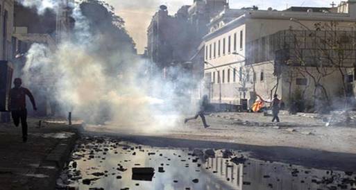 اشتباكات متقطعة بين المتظاهرين وقوات الأمن بشارع محمد محمود