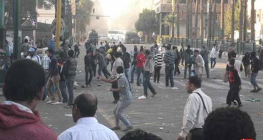 تجدد الاشتباكات بين المتظاهرين وقوات الأمن بشارع قصر العيني