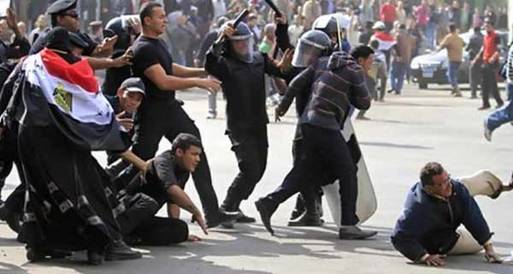 الشرطة تستخدم القنابل المسيلة للدموع لتفريق المتظاهرين بطنطا