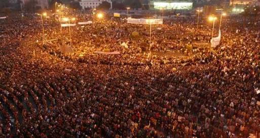 وصول مسيرة مسجد الفتح لميدان التحرير وسط هتافات تندد بمرسي