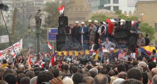 أئمة الأزهر المستقلين فوق منصة 6 أبريل لدعم المتظاهرين