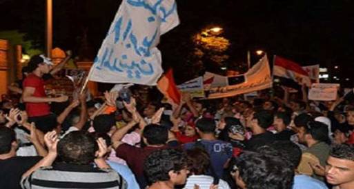 استمرار المظاهرات امام مقر الحرية والعدالة بالإسماعيلية ومحاولات لاقتحامه