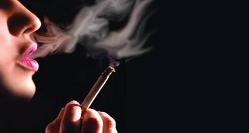 دراسة طبية تحذر المراهقات من التدخين 