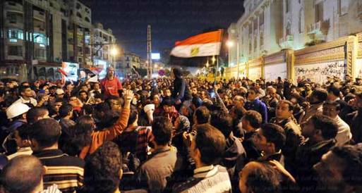 استمرار توافد المتظاهرين على محيط قصر الاتحادية لرفض الدستور