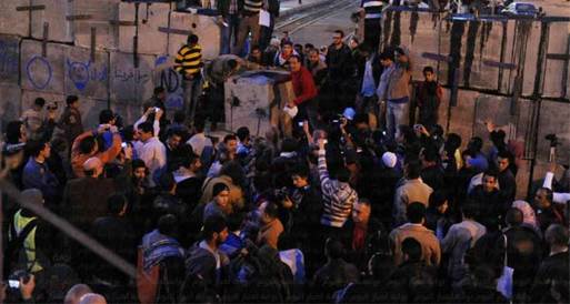 متظاهرو الاتحادية يحاولون هدم الجدار العازل أمام "الميرغني"