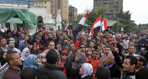 المئات بميدان ابن سندر استعدادا للمسيرة المتجه لقصر الاتحادية