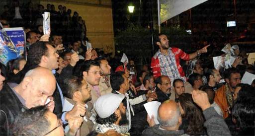 بالصور... جنازة "أبو ضيف" تتحول لمظاهرة تطالب بإسقاط النظام