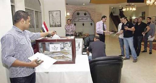 المصريون يبدأون التصويت على الدستور في السفارات