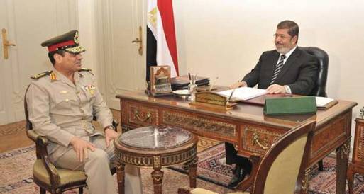 مرسى يلتقي وزير الدفاع لمتابعة استعدادات القوات المسلحة لتأمين الاستفتاء 