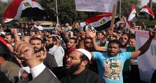 توافد الآلاف على ميدان رابعة العدوية للمشاركة بمليونية "تأييد الدستور"