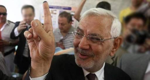 أبو الفتوح يتخطى طابور المواطنين للإدلاء بصوته في الاستفتاء
