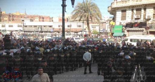 المحامون ينقسمون أمام مكتب النائب العام بدار القضاء