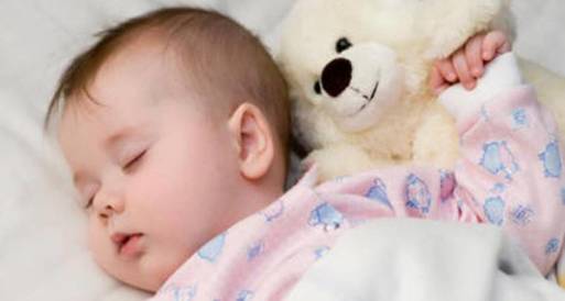 أطباء الأطفال ينصحون تبرك الرضيع يبكي حتى يخلد للنوم