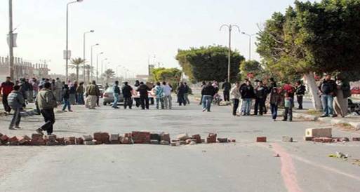 العشرات يغلقون طريق "طور سيناء" للمطالبة بتوزيع الأراضي عليهم