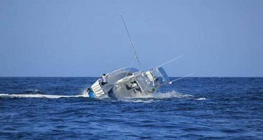 القوات البحرية تسعى لإنقاذ مركب صيد على متنه 12 بحارا 