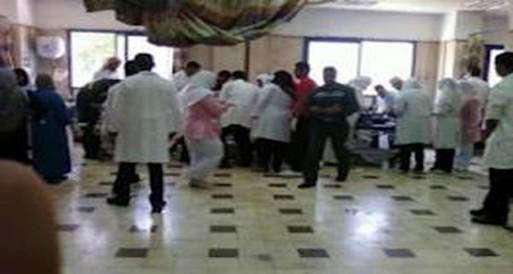 عاملون بمستشفى مبرة طنطا يقتحمون مكتب المدير بسبب"الجزاءات"