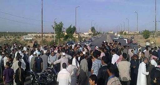 الأهالي يقطعون طريق دمياط الزراعي احتجاجا على مصرع طالب