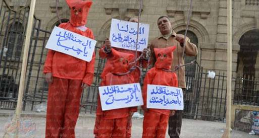 بالصور... مواطن يعلق بناته على المشانق احتجاجاً على حكم مرسي