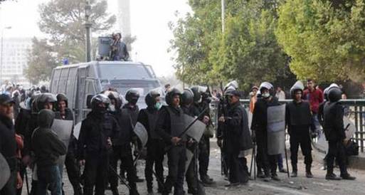 اشتباكات بين قوات الأمن والمتظاهرين فوق كوبري قصر النيل الآن