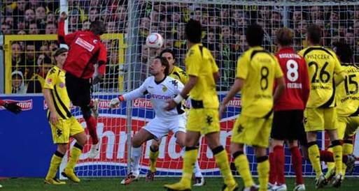 دورتموند يكتسح فرايبورج بخمسة أهداف في الدوري الألماني
