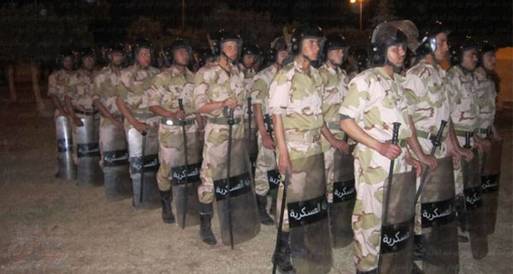 بالصور..عناصر الجيش الثالث المنتشرة بالسويس تستبدل ملابسها بالزي الجديد