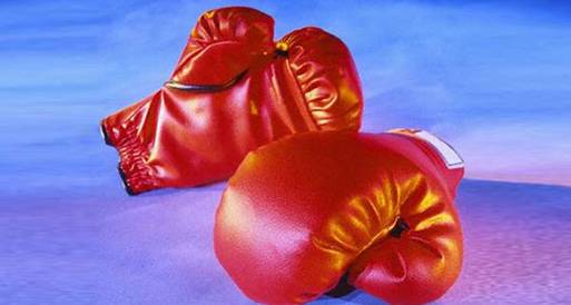 "الملاكمة الدولية" تحظر ارتداء الخوذة للحد من إصابات الرأس