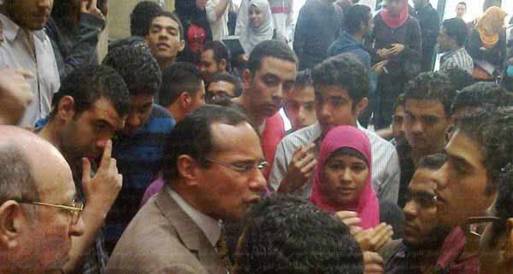 طلاب تجارة انجليزي جامعة القاهرة يعترضون على نتائج الامتحانات