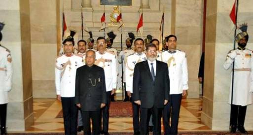 مرسي يعود للقاهرة بعد جولة الهند وباكستان