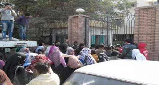 طلاب يحاصرون مدرسة ثانوية بالغربية دخول المدرسة احتجاجا على فصلهم 
