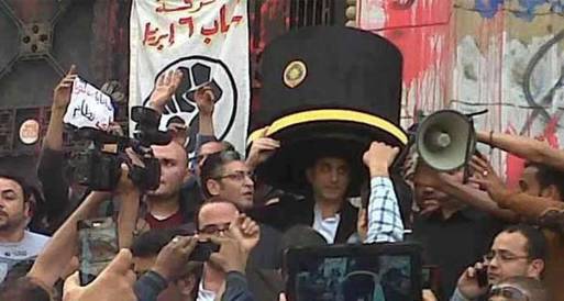 وصول باسم يوسف لدار القضاء وسط هتافات رافضة للتحقيق معه