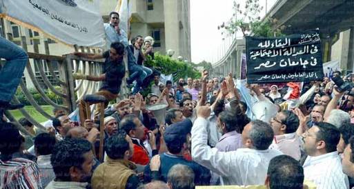 متظاهرو الجامعات ينهون وقفتهم الاحتجاجية ويتوعدون وزير المالية