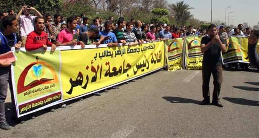 بالصور.. وقفة احتجاجية لطلاب الأزهر بعد تسمم 479 طالب