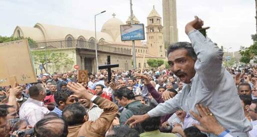 عشرات المسلمين والمسيحيين يتظاهرون أمام الكاتدرائية المرقسية