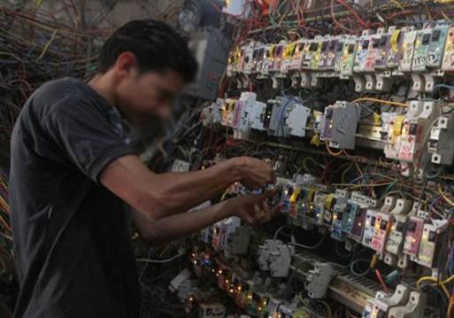 أهالي قرية بالفيوم يقطعون التيار الكهربائي عن مدن سنورس