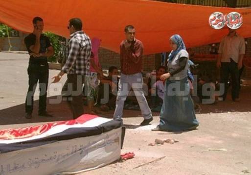 المعتصمون أمام ديوان محافظة سوهاج يجهزون نعشًا لمرسي 