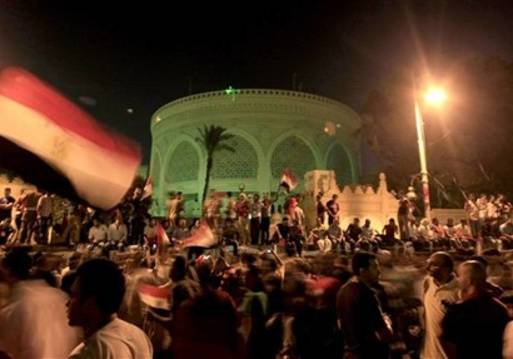 متظاهرو الاتحادية يرفعون الأحذية اعتراضا علي خطاب مرسي