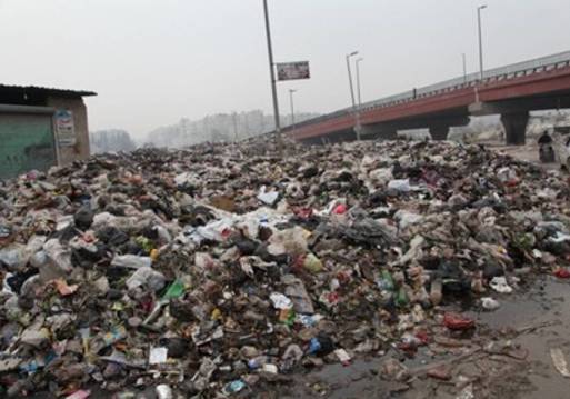 شوارع شبرا الخيمة تستغيث بالمسئولين من تلال القمامة
