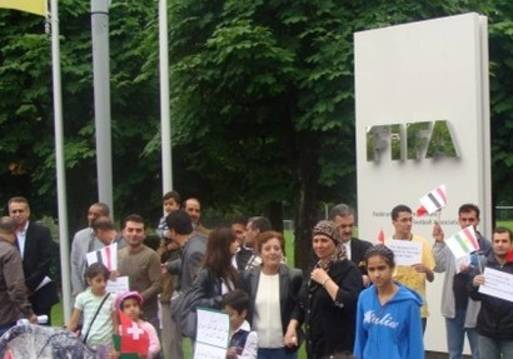 مظاهرة أمام مقر الفيفا في سويسرا بشأن وضع العمالة بقطر