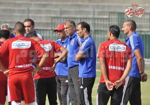 صورة لاجتماع محمد يوسف مع لاعبي الفريق