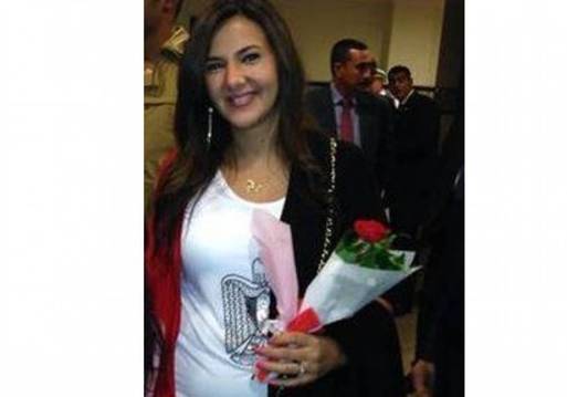 دنيا سمير غانم حامل وترتدي علم مصر باحتفالات اكتوبر