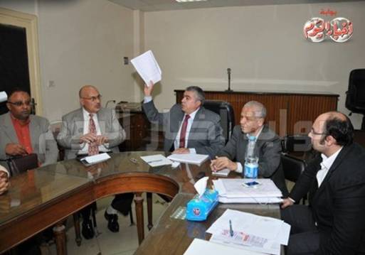 محافظ الإسكندرية يناقش أزمة عمال فاركو مع مجلس إدارة الشركة