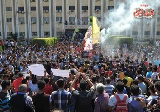 صورة لتظاهر طلاب الإخوان في جامعة الأزهر