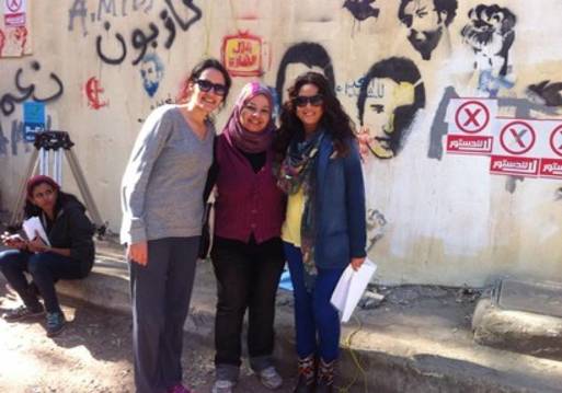  صورة لهند صبري مع المخرجة مريم ابو عوف والكاتبة غادة عبد العال في اللوكيشن اليوم 