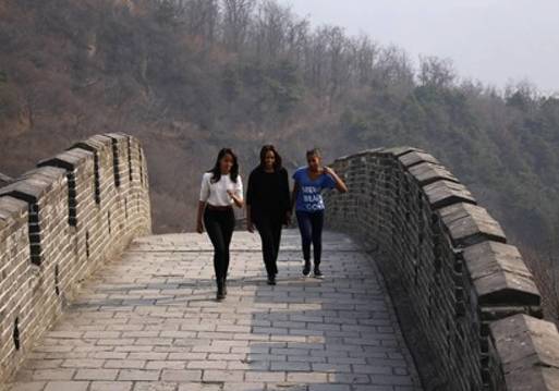ميشيل أوباما و ابنتيها في  زيارة لـ"سور الصين العظيم".. من رويترز