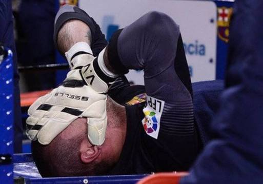 حارس برشلونة فيكتور فالديس لحطة تألمه من الإصابة بالرباط الصليبي