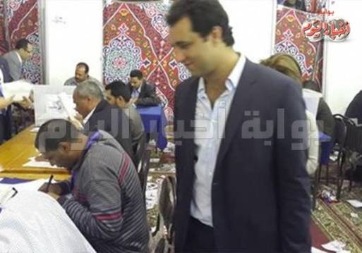 أحمد مرتضى منصور اثناء متابعة عملية الانتخابية لنادى الزمالك
