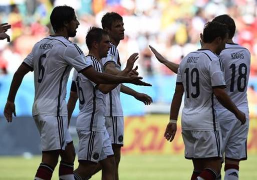 فرحة لاعبي ألمانيا بالهدف الثالث - صورة من رويترز