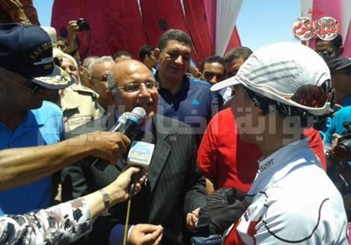 رئيس الاتحاد المصرى للدراجات يهدى دراجتة لبطلة افريقيا