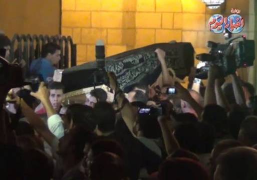 تشييع جثمان الفنان خالد صالح بعد صلاة الجنازة عليه بمسجد عمرو ابن العاص بحضور نجوم الفن